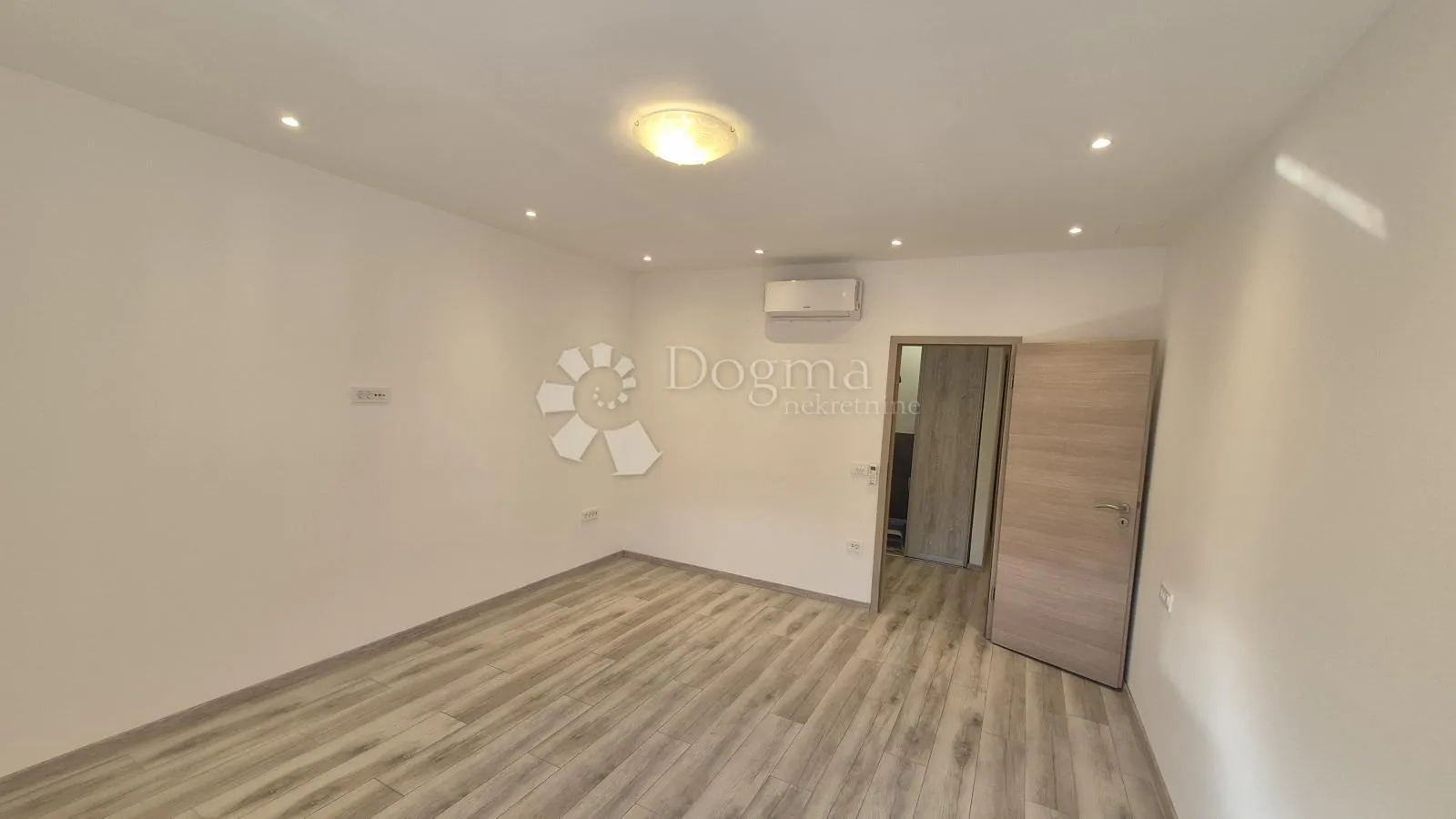 dvosobni stan u centru pule površine 72,83 m2 - slika 1