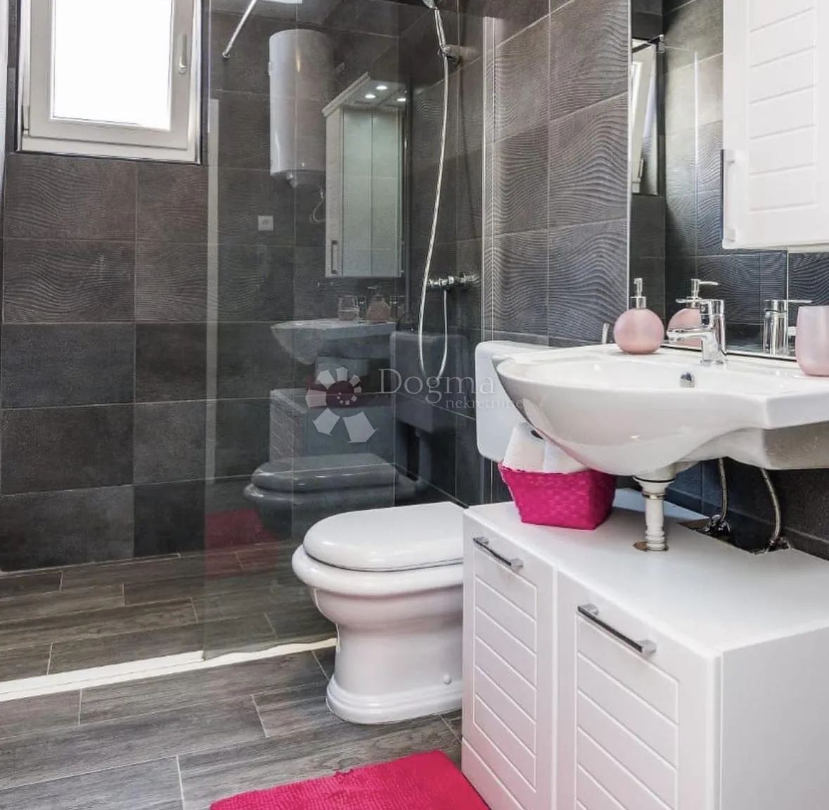 prodaje se kat kuće s dva moderno namještena apartmana centar vira - slika 13
