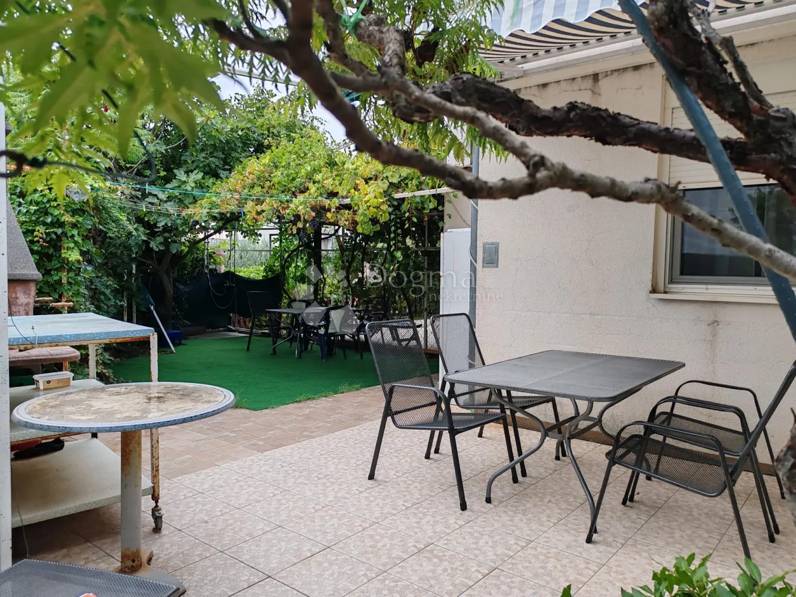 vodice-srima apartman 2.red od mora, privatni vrt+pm - slika 2