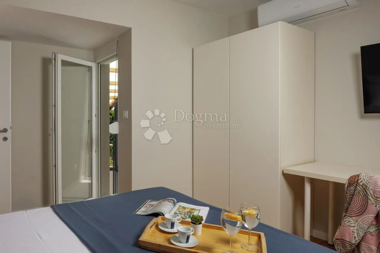 moderna samostojeća dvojna kuća s bazenom - slika 23