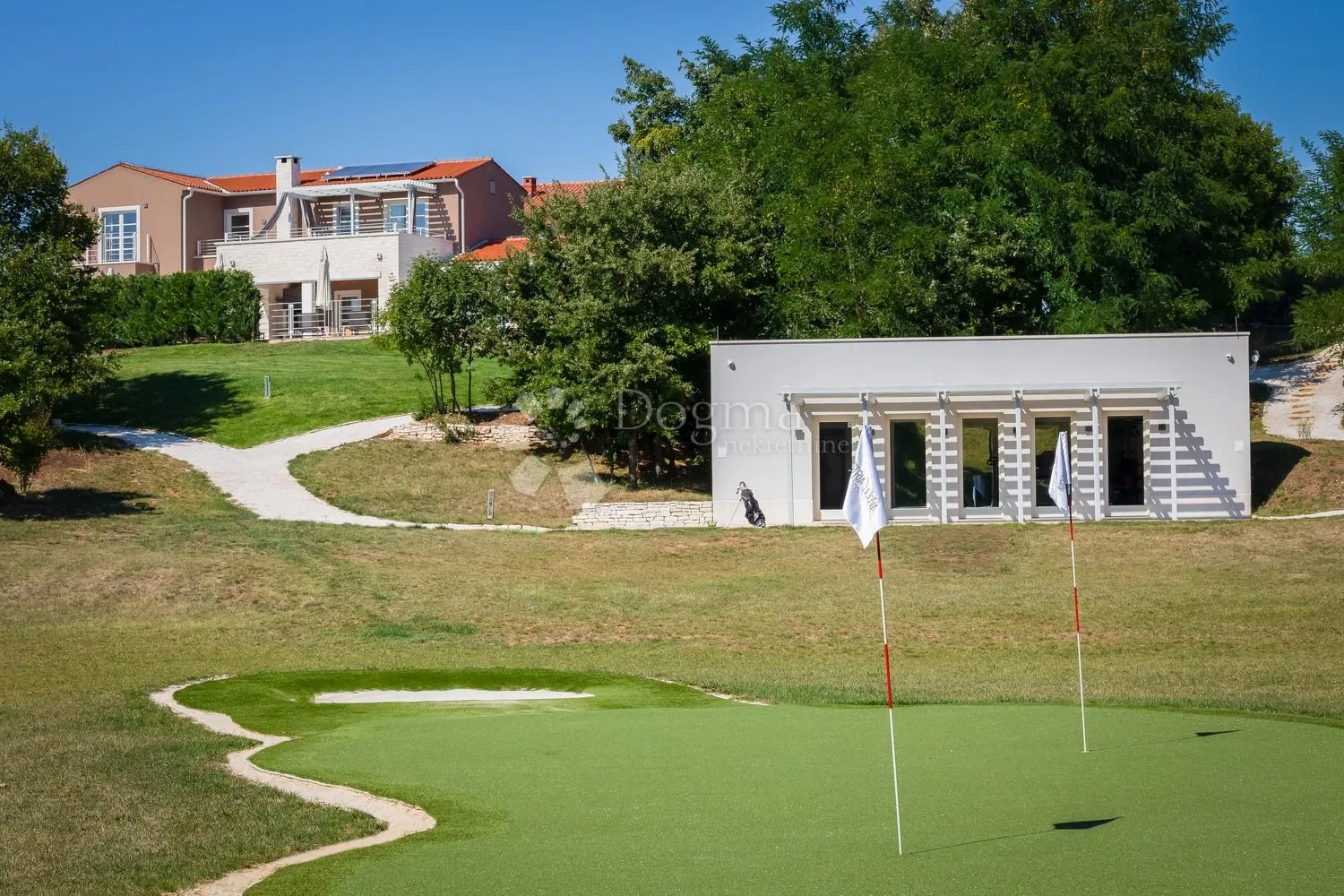 villa koja odiše elgancijom, sa bazenom i pomoćnim objektom - slika 35
