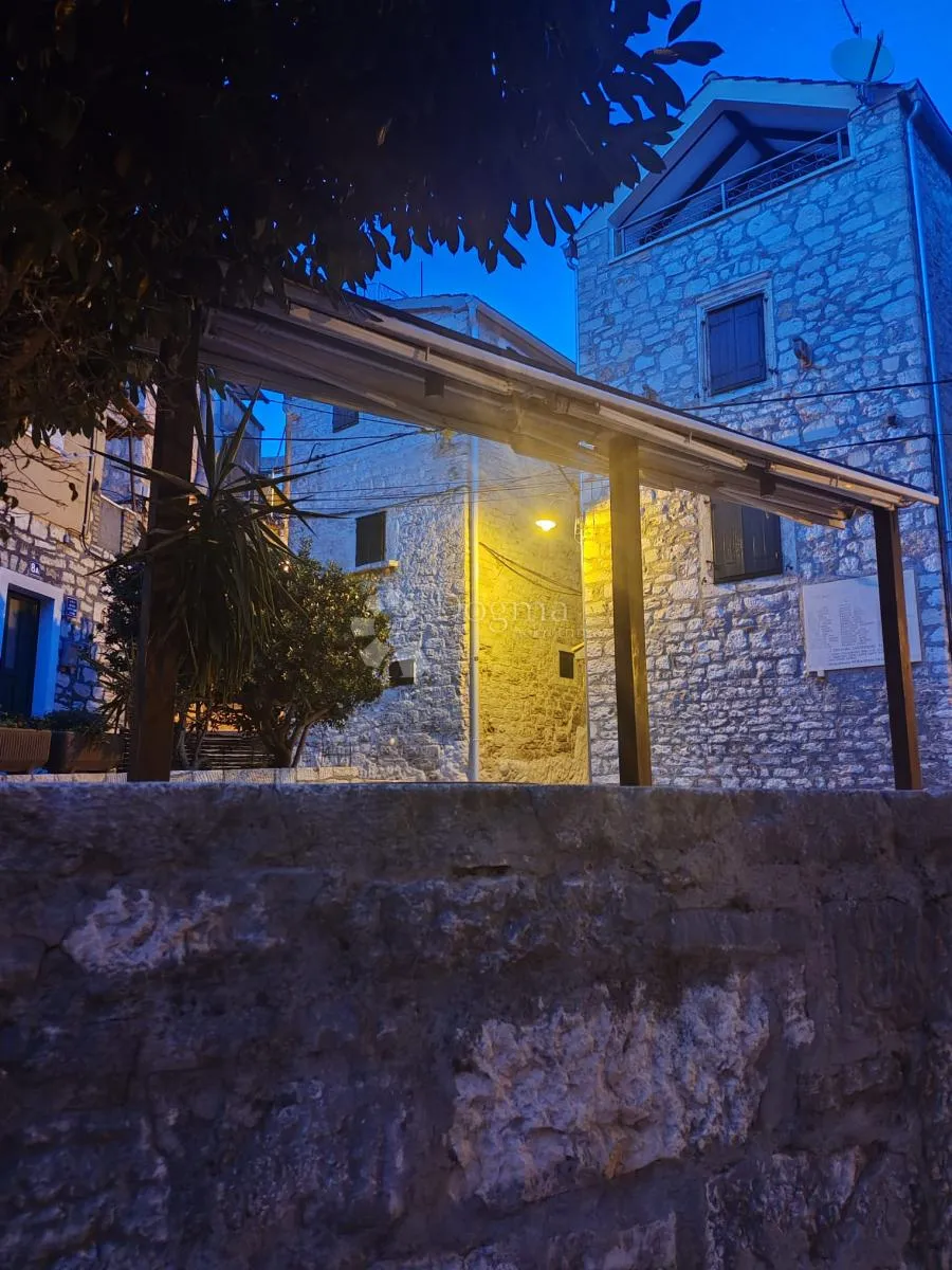 autentična 500 godina stara kamena kuća u srcu šibenika - slika 38