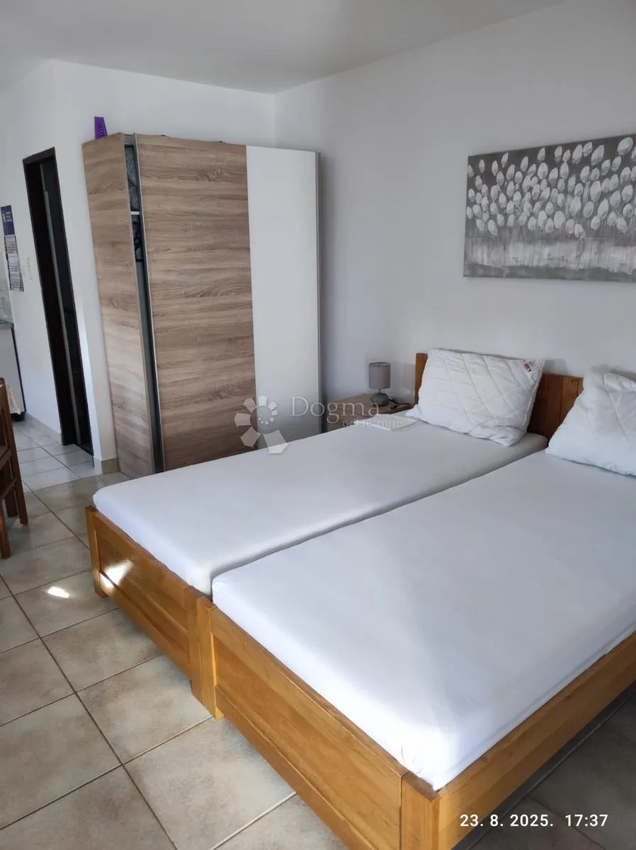 objekt sa tri zasebna apartmana, tražena lokacija kraj mora - slika 15