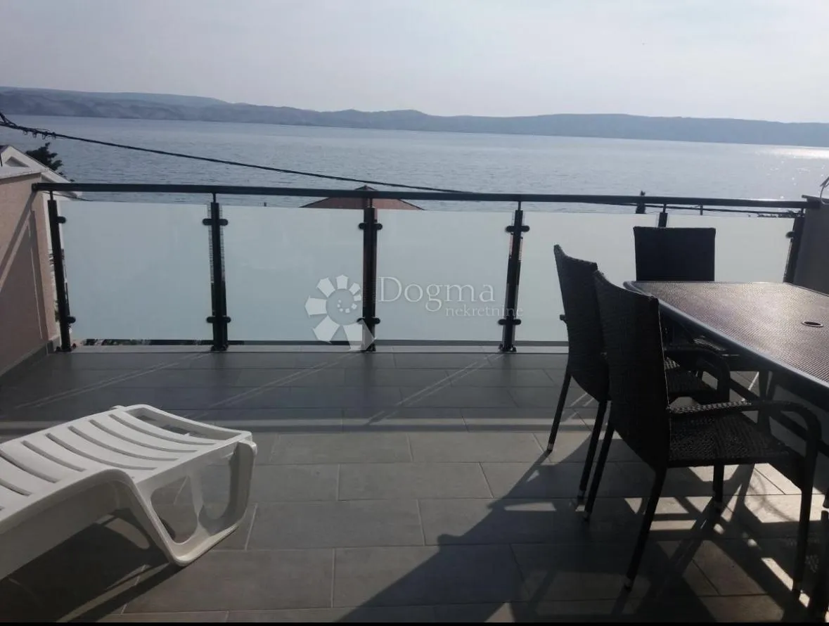 kuća s tri apartmana uz more - slika 19