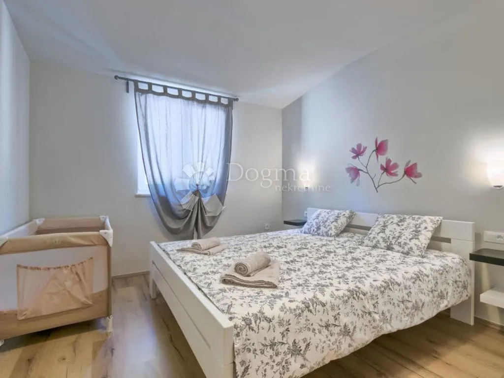 vila s bazenom u okolici labina, na kraju sela - slika 12