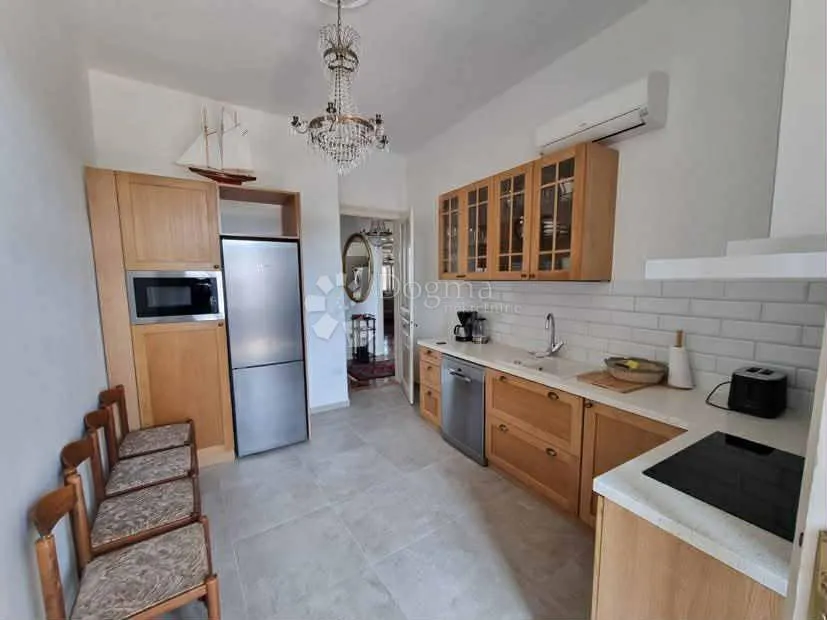 kompletno renoviran stan u samom centru pule – 93 m² s terasom - slika 1