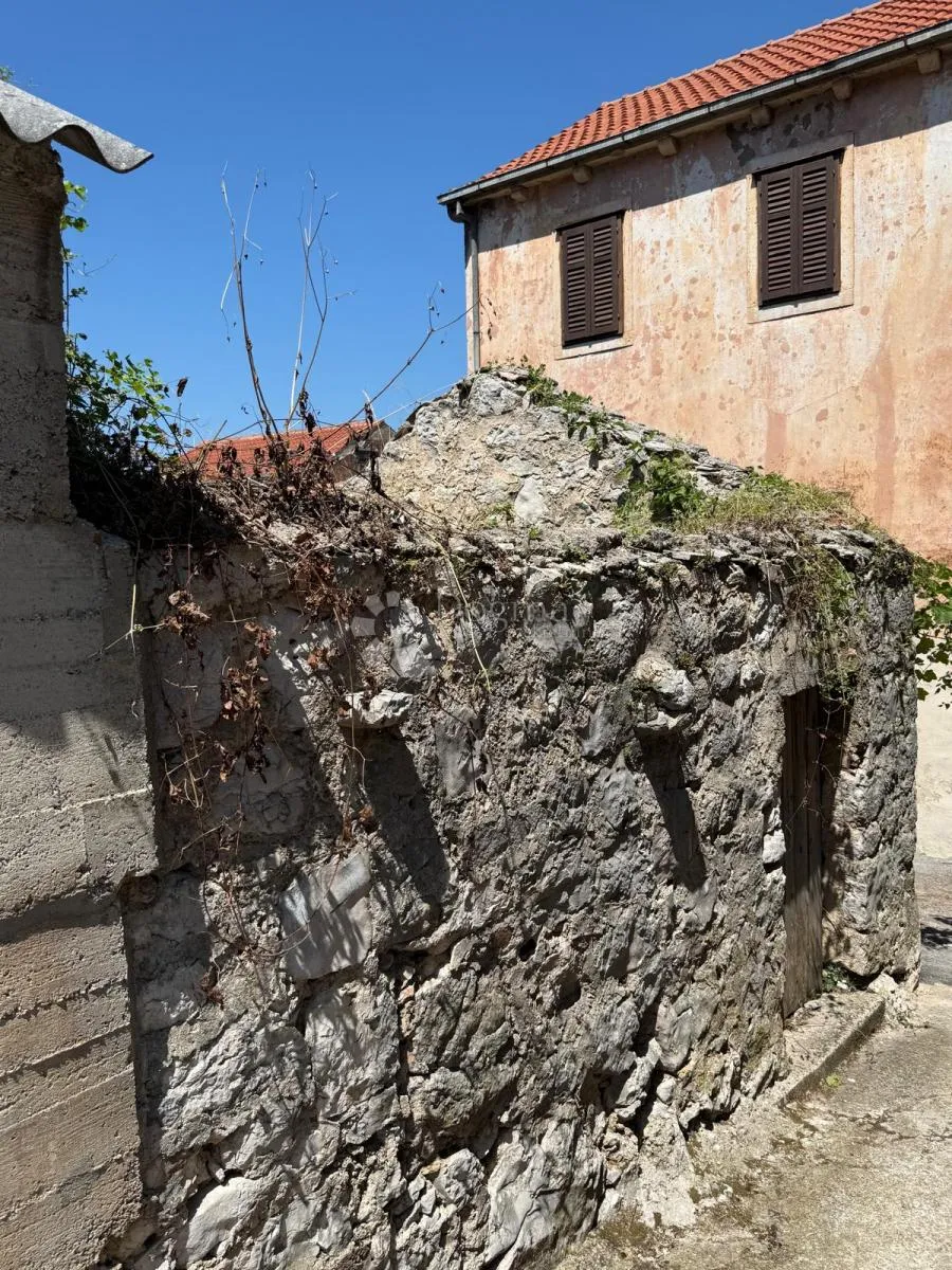 kuća za adaptaciju u potomju - slika 4