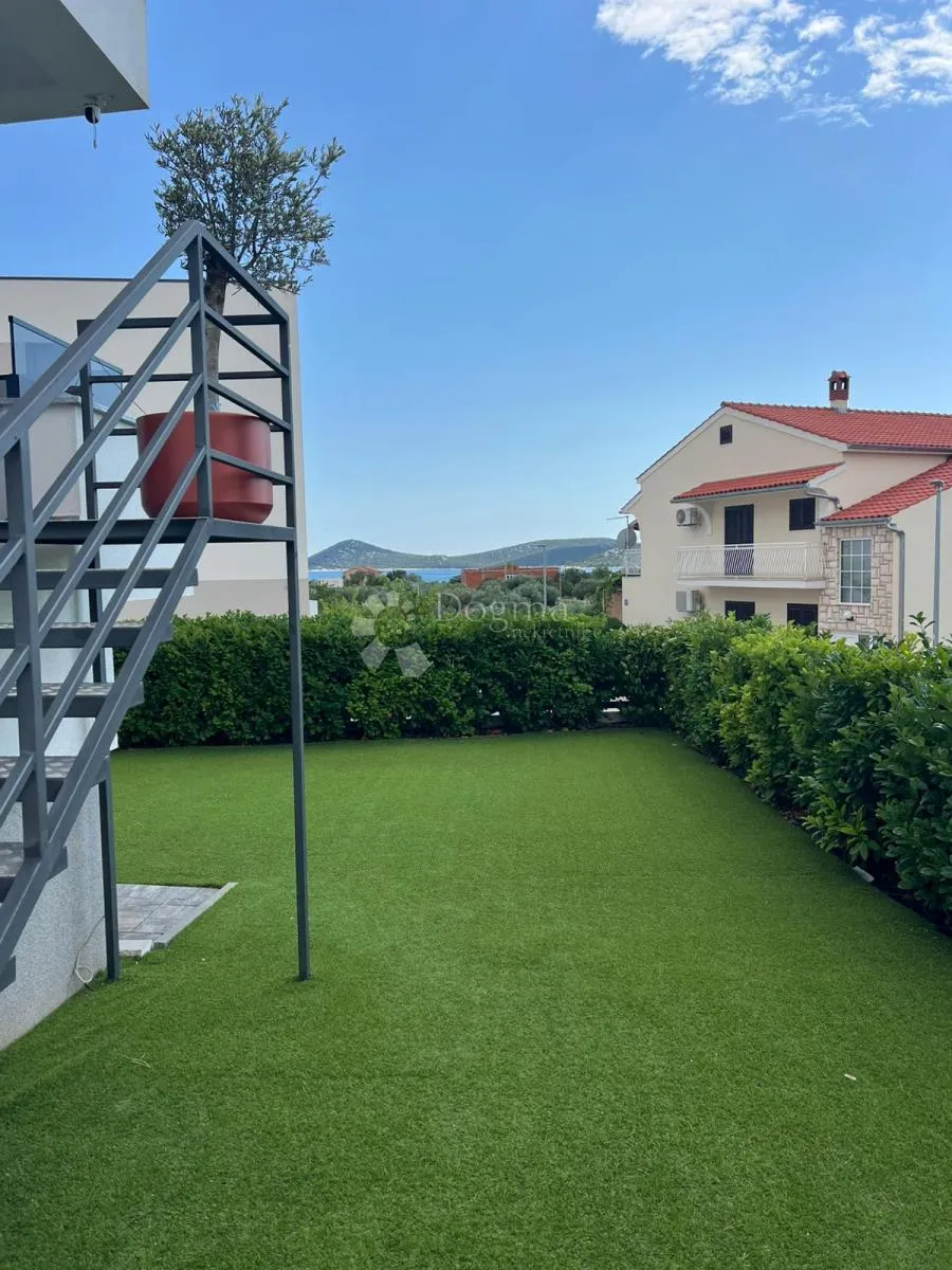 vodice - u potpunosti namješten stan s velikim vrtom - slika 2