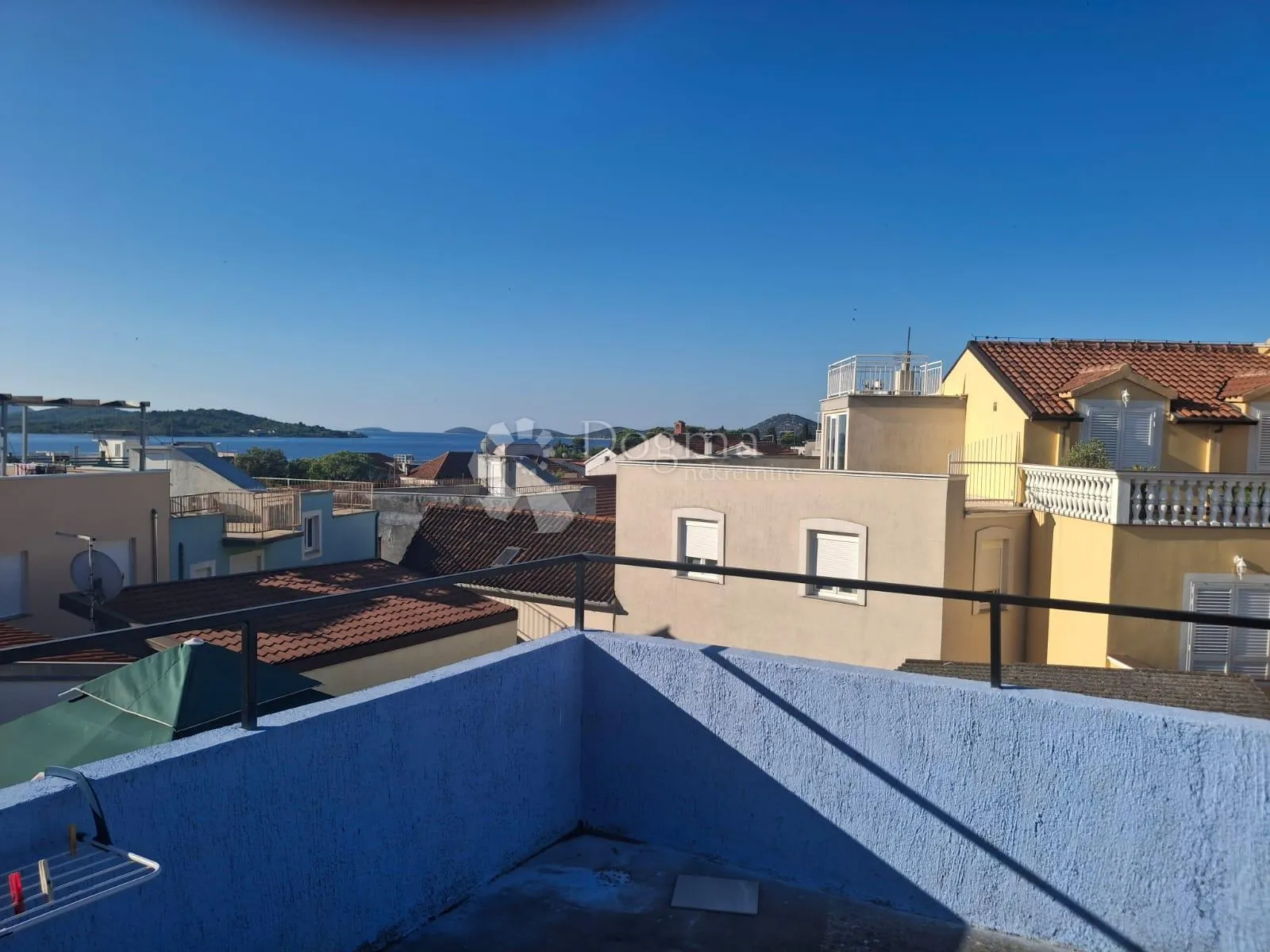 apartman s prostranom terasom koja pruža pogled na more - slika 13