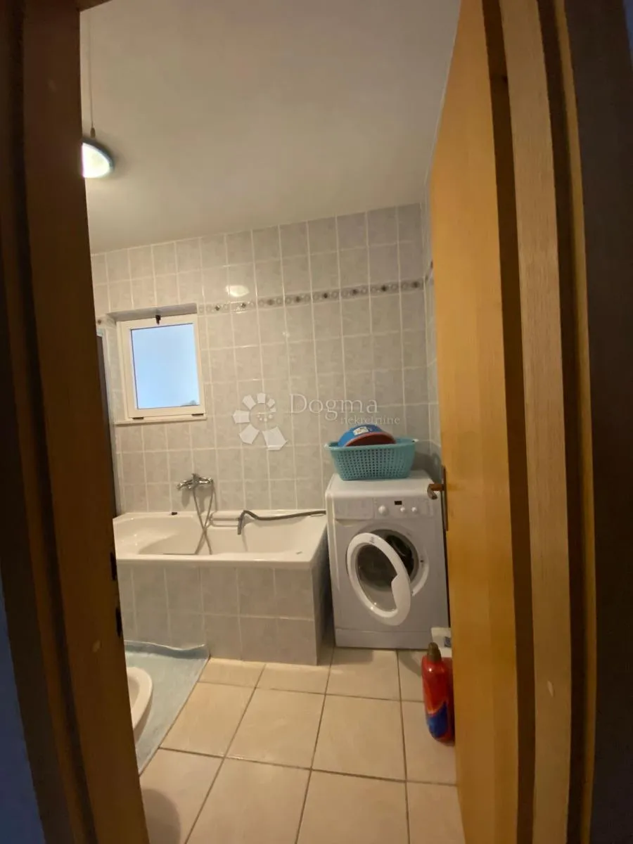 kuća sa tri stana i pogledom na more - slika 9