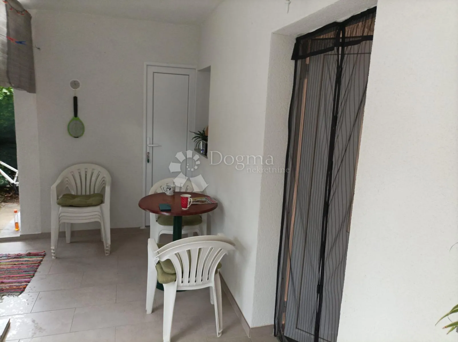 obrovac 2 apartmana 6sb + 2db ogromna okućnica - slika 12