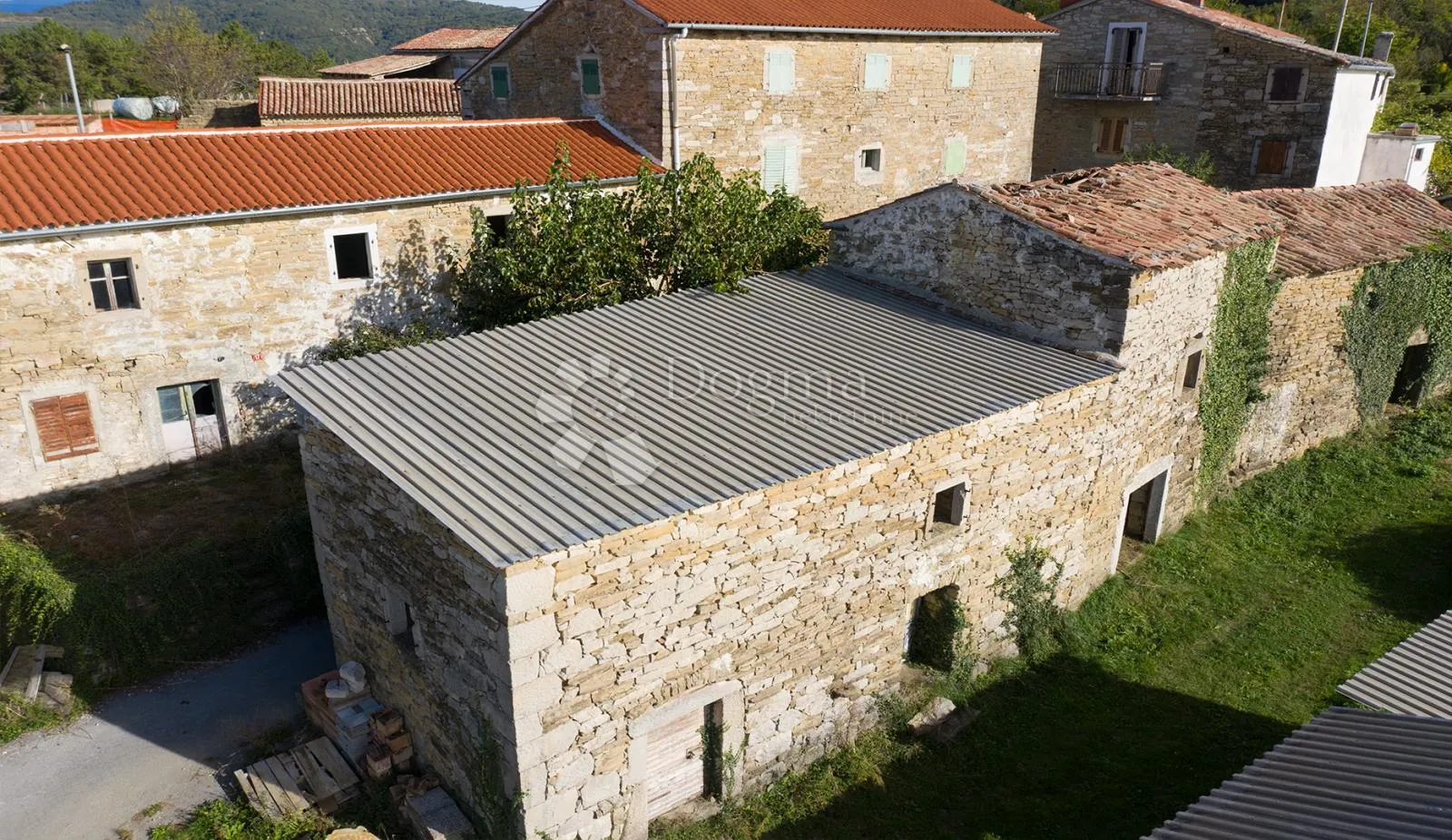 kompleks kuća u centru istre sa pogledom na jezero - slika 3