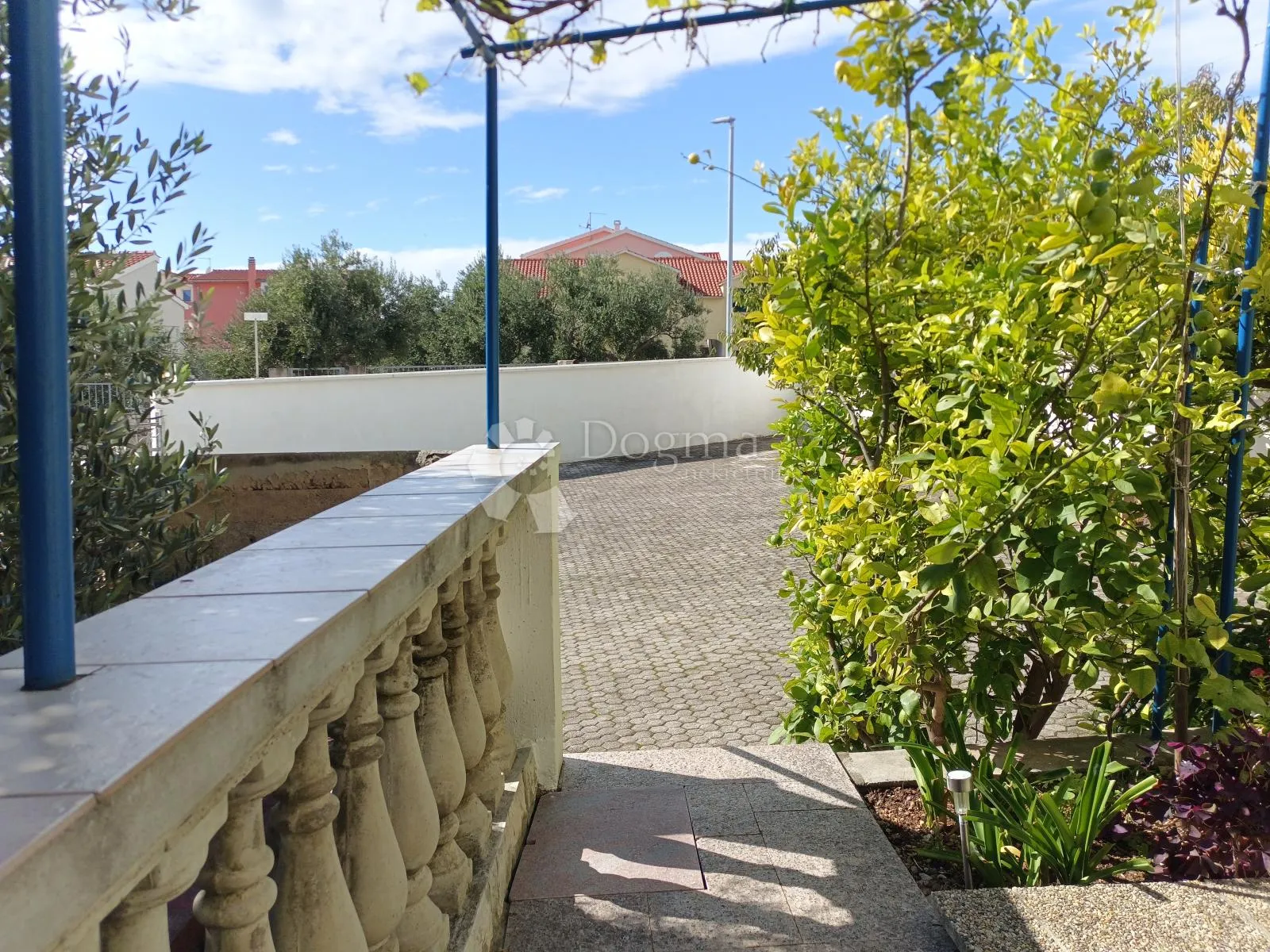 vodice prekrasna kuća sa 9 apartmana 100 metara od mora - slika 8