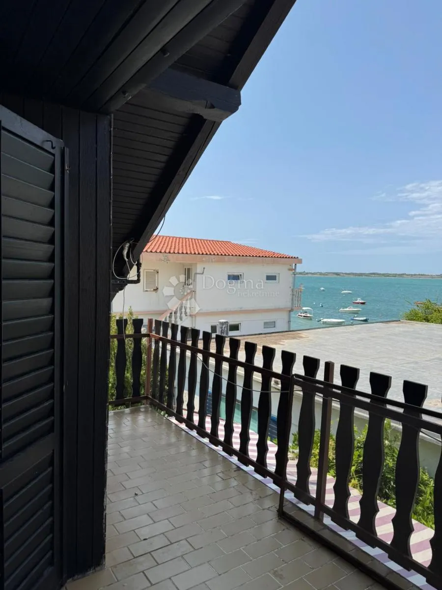 prekrasna kuća u vrsima – samo 30 m od mora! - slika 2