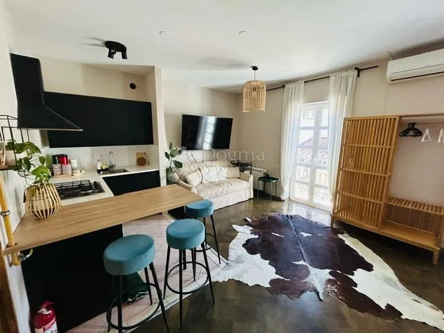 moderan studio apartman u centru - slika 1
