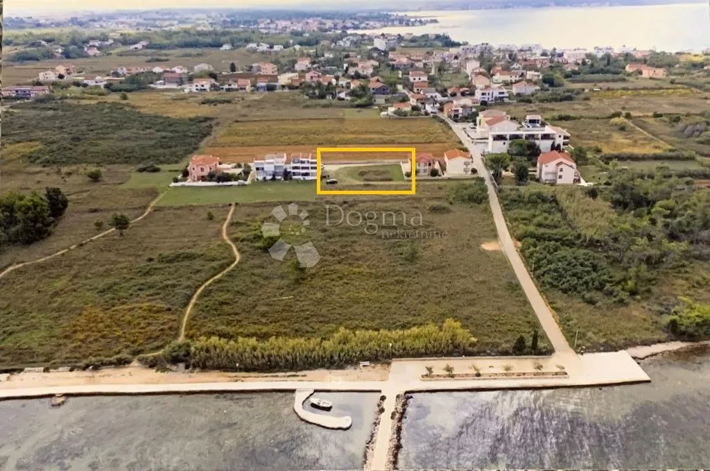 atraktivno građevinsko zemljište 633m² svega 130m od mora! - slika 5