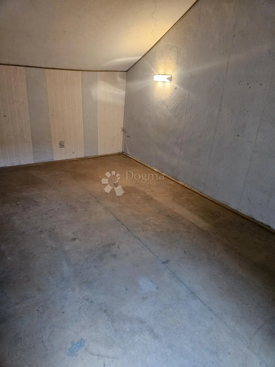 stan za renovaciju prvi red do mora! - slika 11