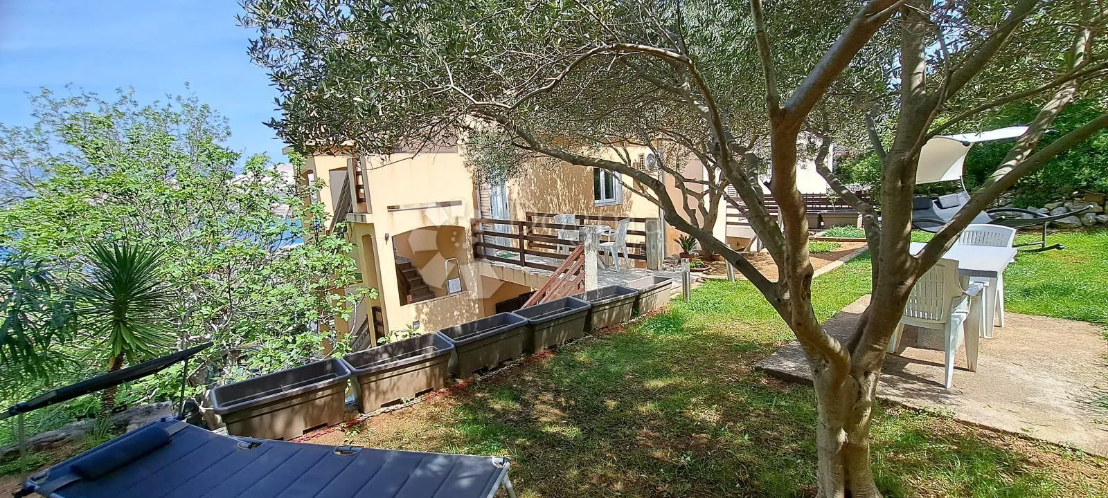 otok pag kuća sa 4 apartmana - slika 2
