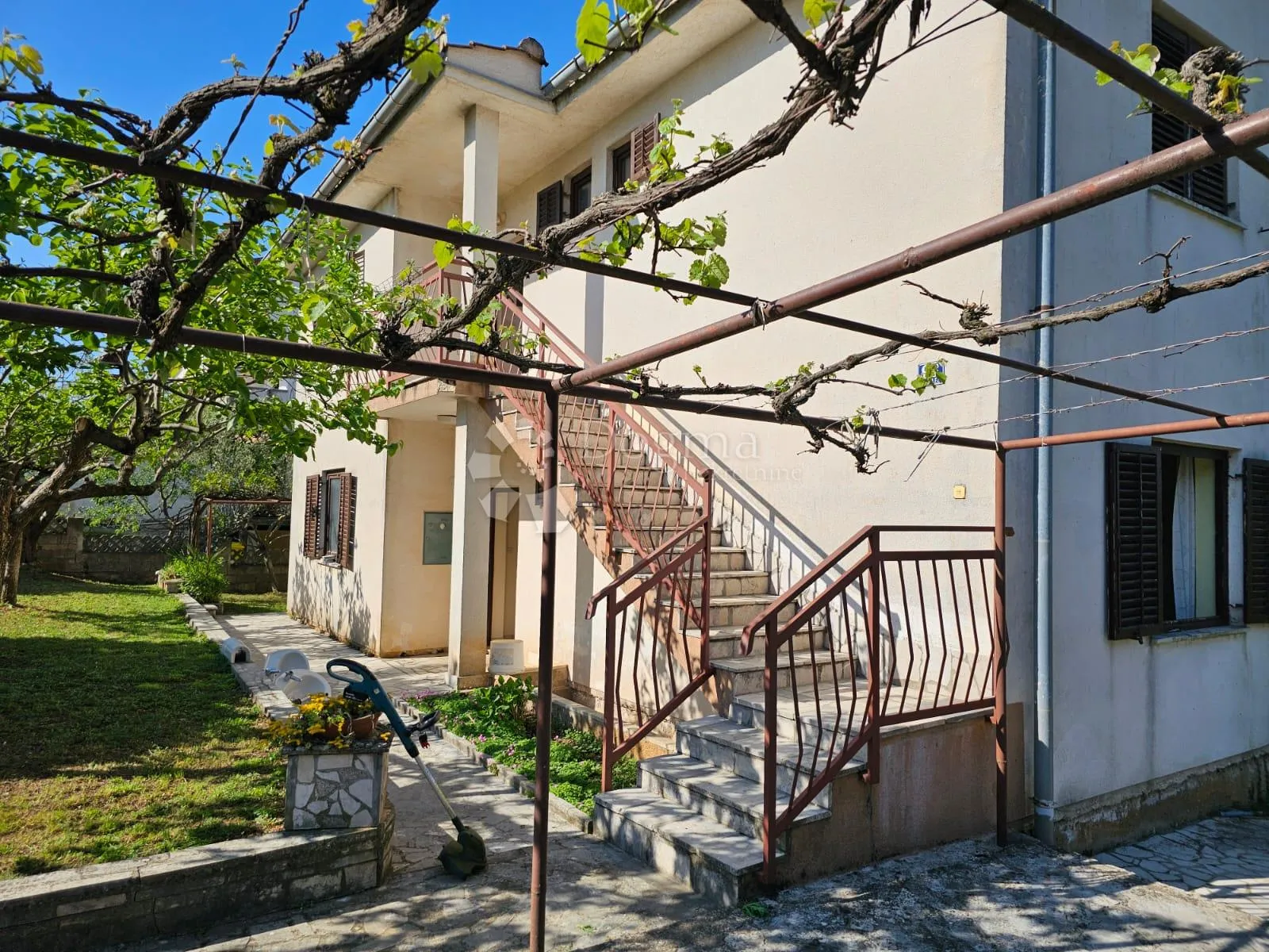 poreč - kuća sa dva stana i studio apartmanom - slika 1