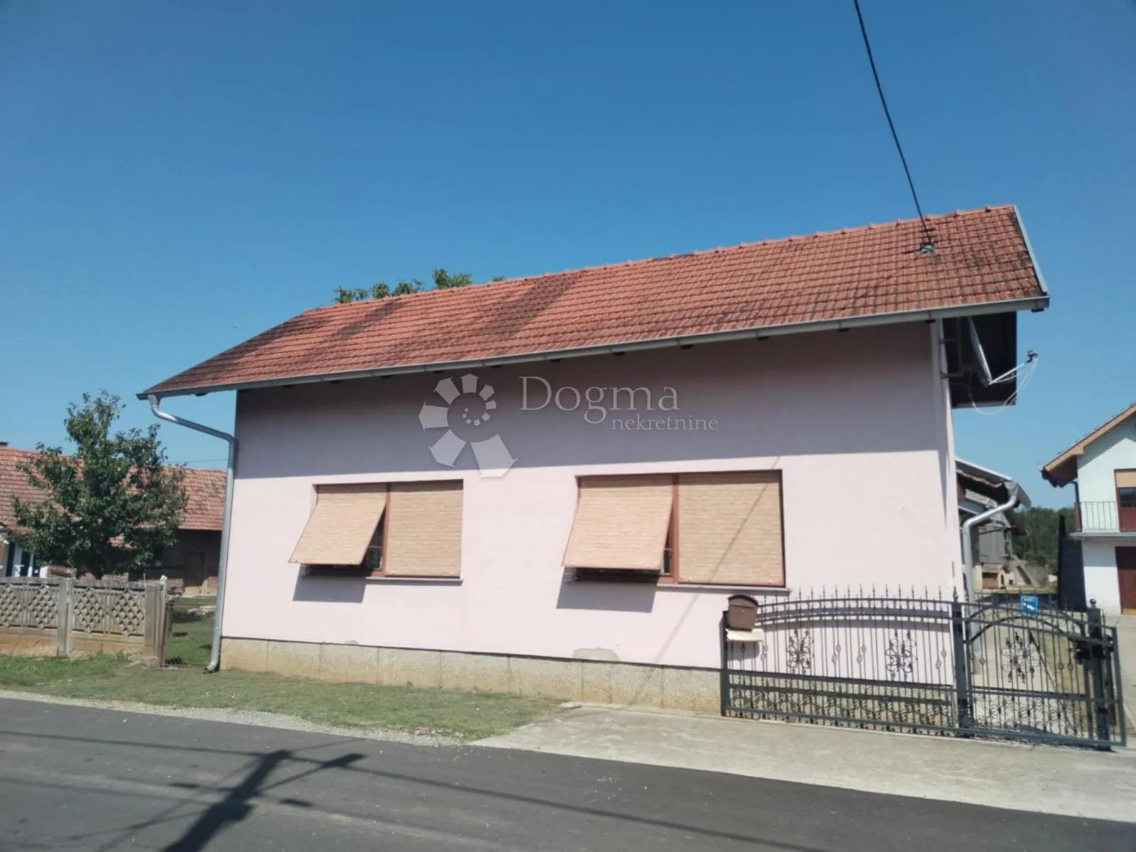 šarmantna kuća s okućnicom i dodatnim objektima – budančevica - slika 1