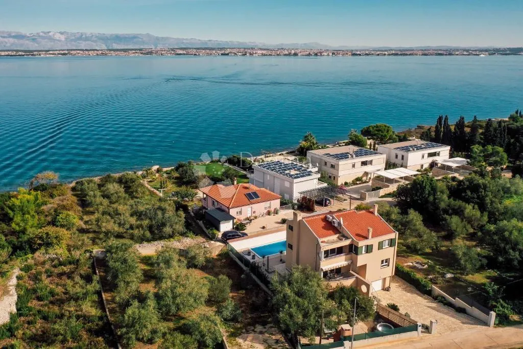 otok ugljan - kuća s bazenom i pogledom na more - slika 9