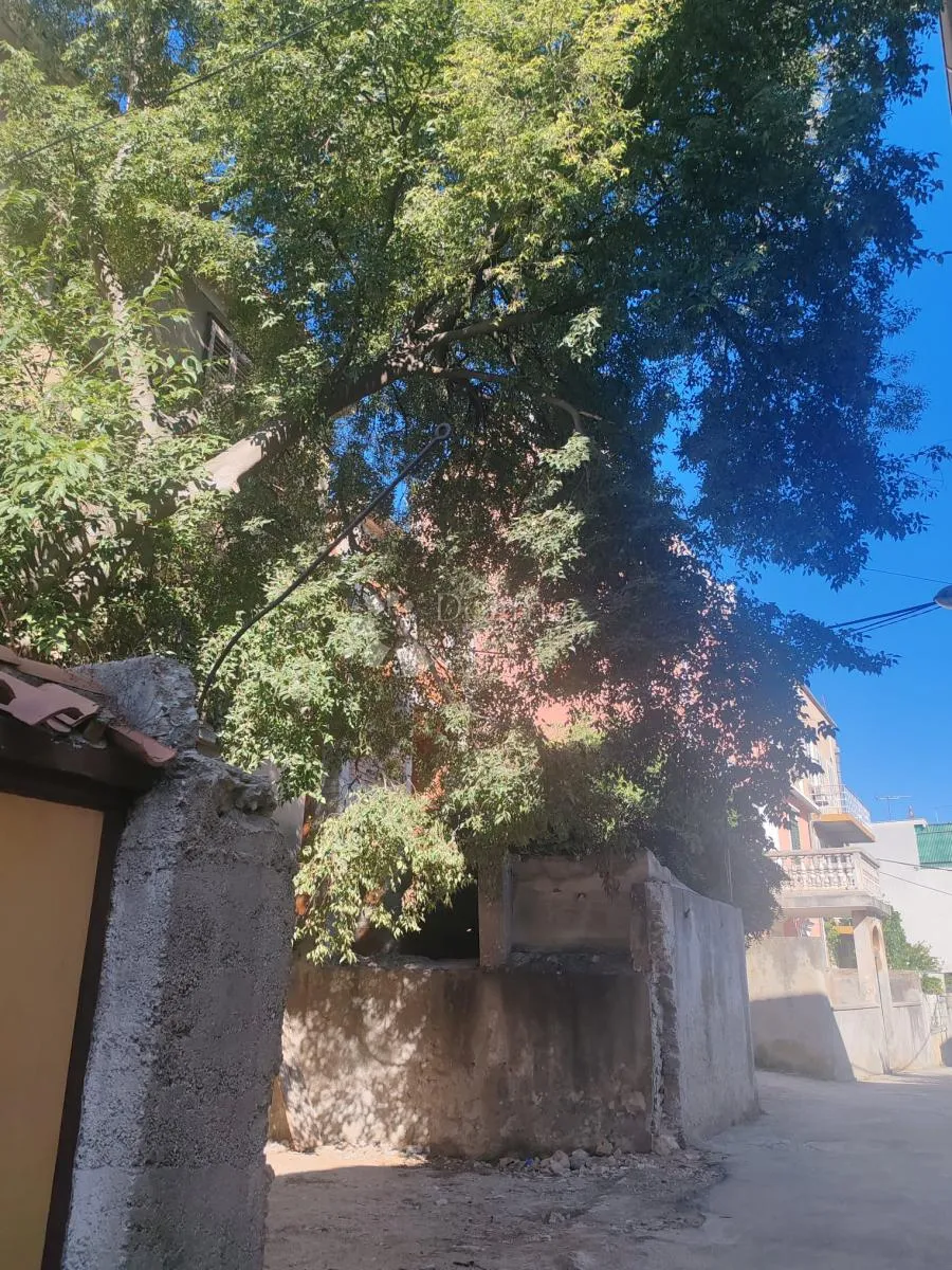 šibenik - dva stana za adaptaciju u kući - slika 6