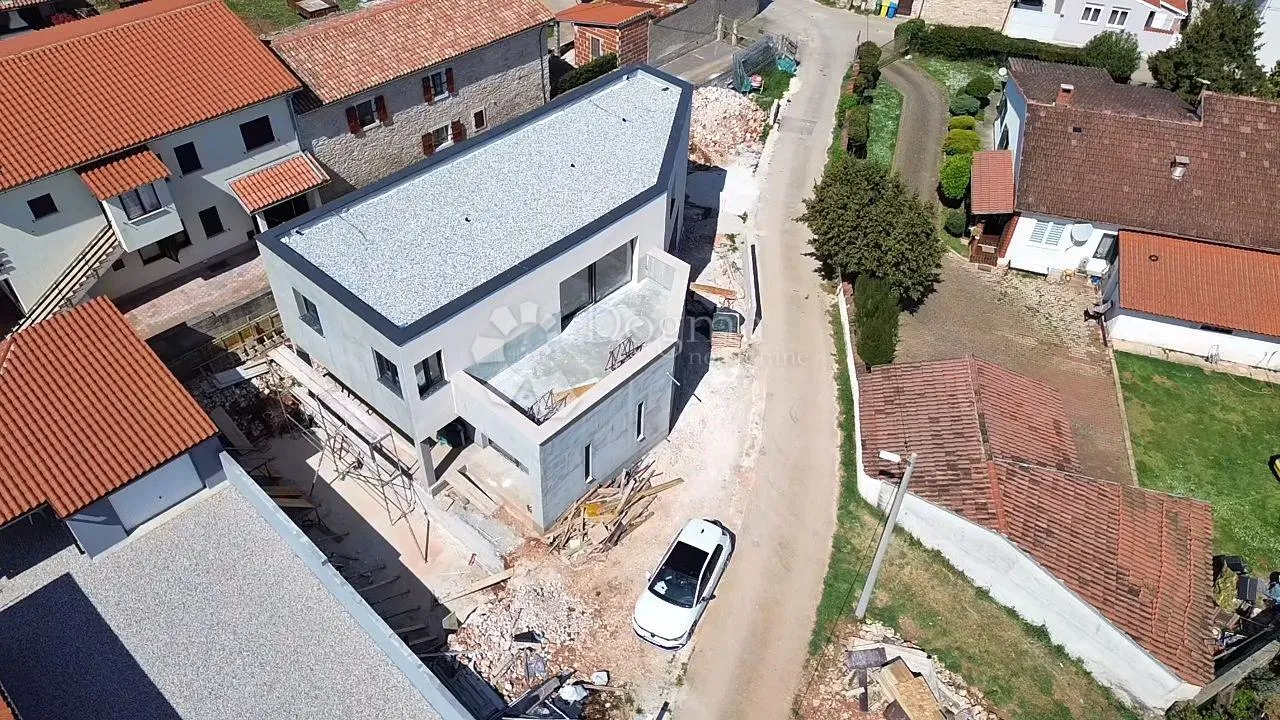 atraktivna vila u šišanu s dva odvojena stana i bazenom, blizina mora - slika 8