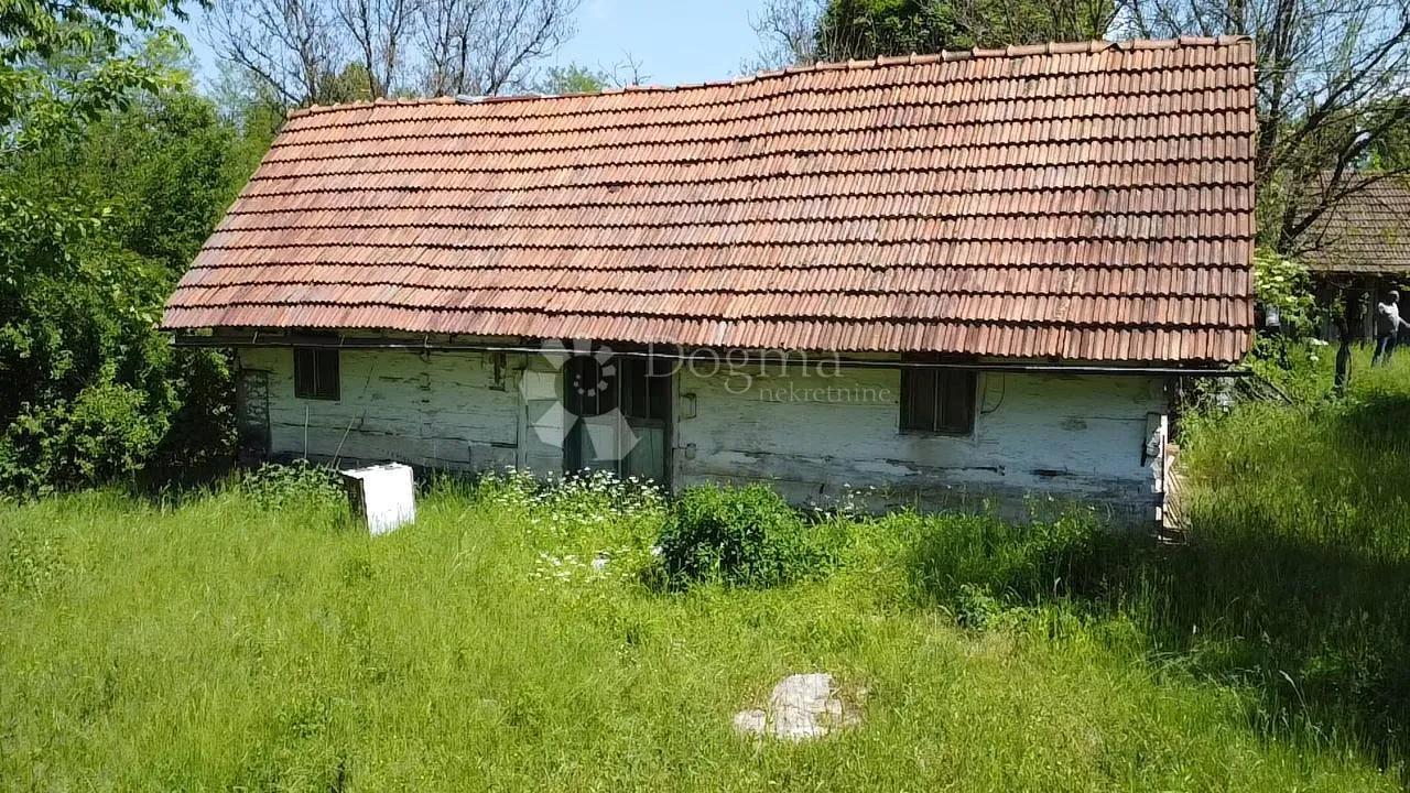 zemljište u tounju sa drvenim starinama - slika 2