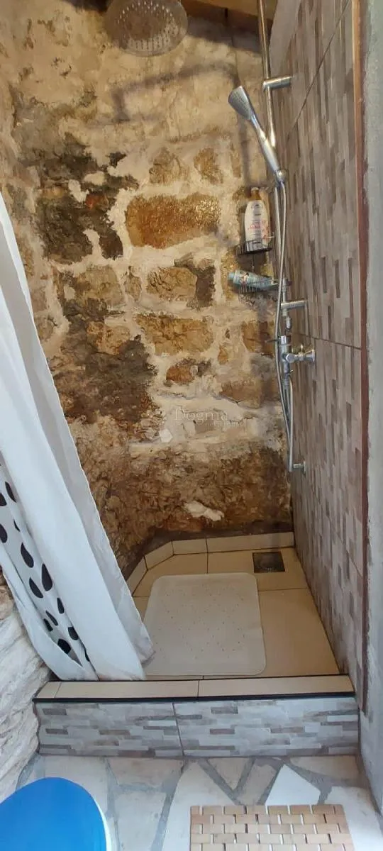 lijepa kamena kuća s pogledom na šibenski zaljev - slika 8