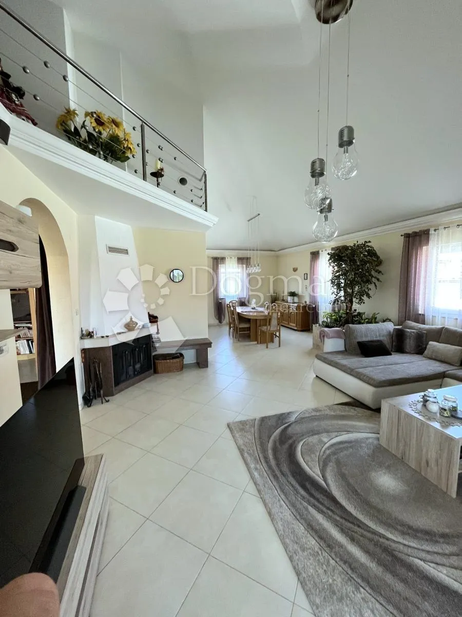 prekrasna villa s bazenom - slika 27