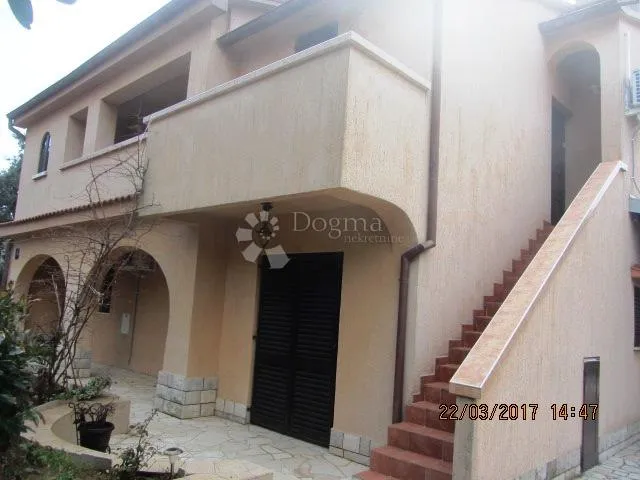 kuća sa tri apartmana - slika 2