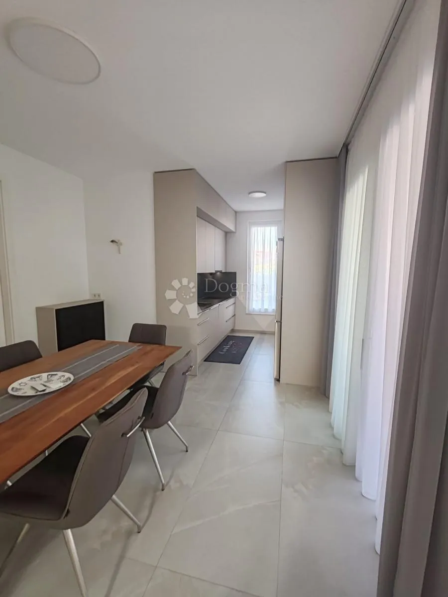 vodice - prekrasna novoizgrađena kuća s garažom i dvorištem - slika 20