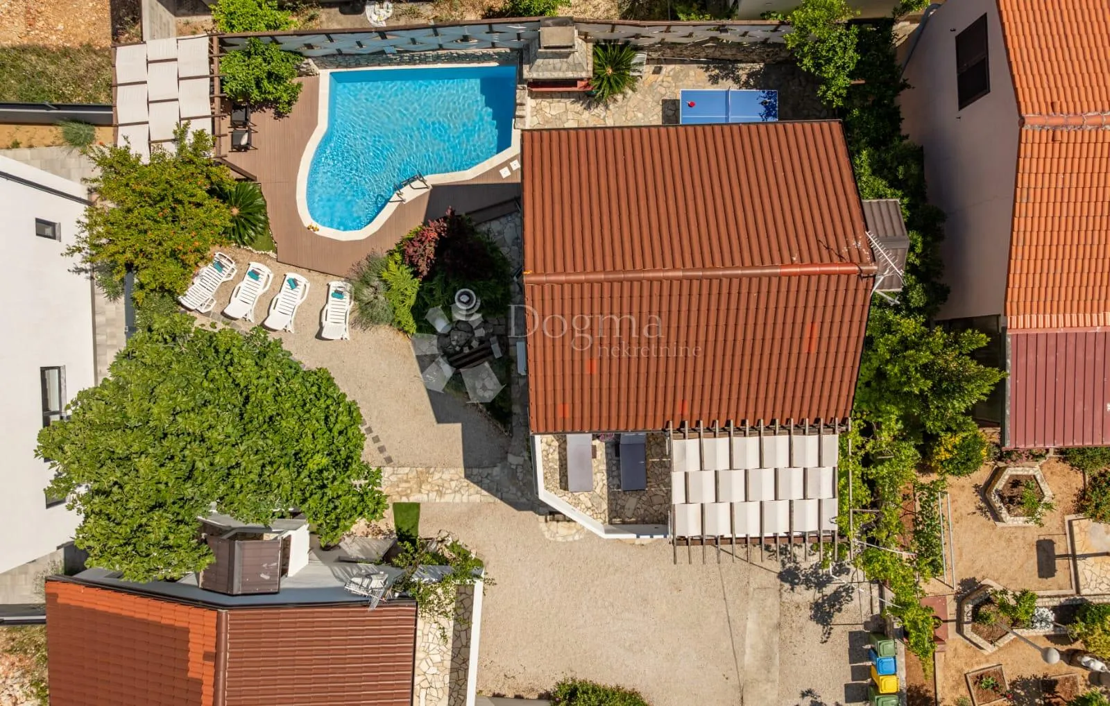 tri apartmana s bazenom - slika 2