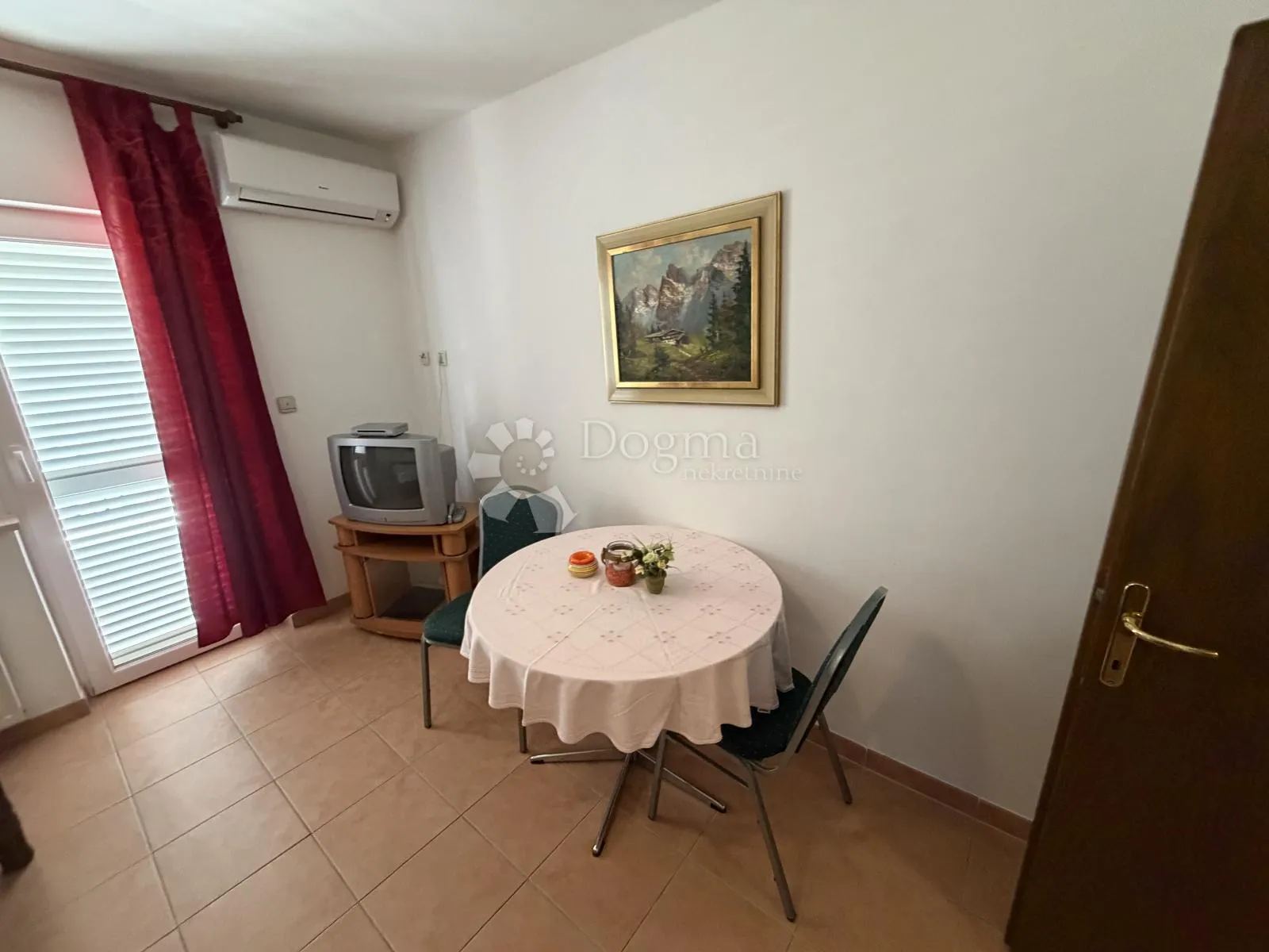 prilika u brodarici- kuća blizu mora, s 6 apartmana i 3-sobnim stanom!! - slika 50