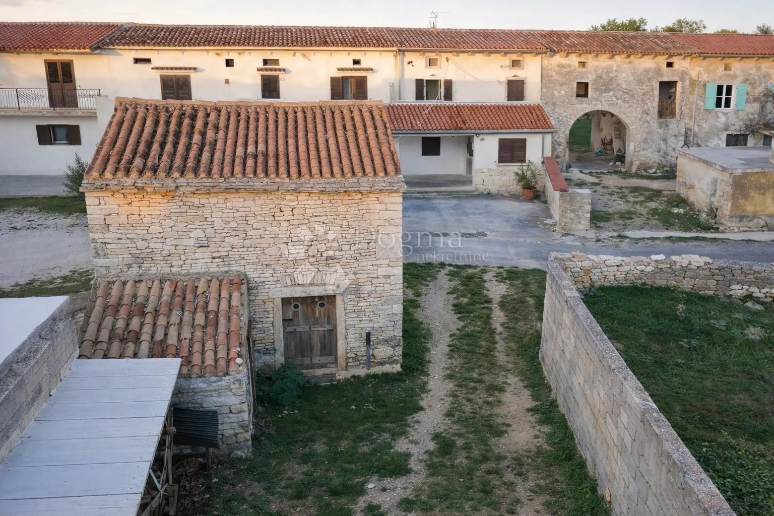 useljiva kuća u glavanima + dodatni kameni objekt za renovaciju! - slika 10