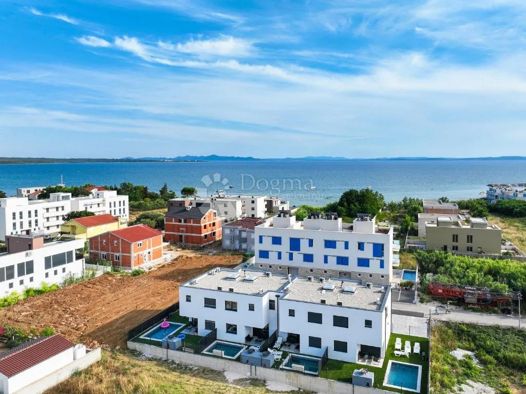 moderna dvojna kuća s bazenom – privlaka, 150 m od mora s1 - slika 23