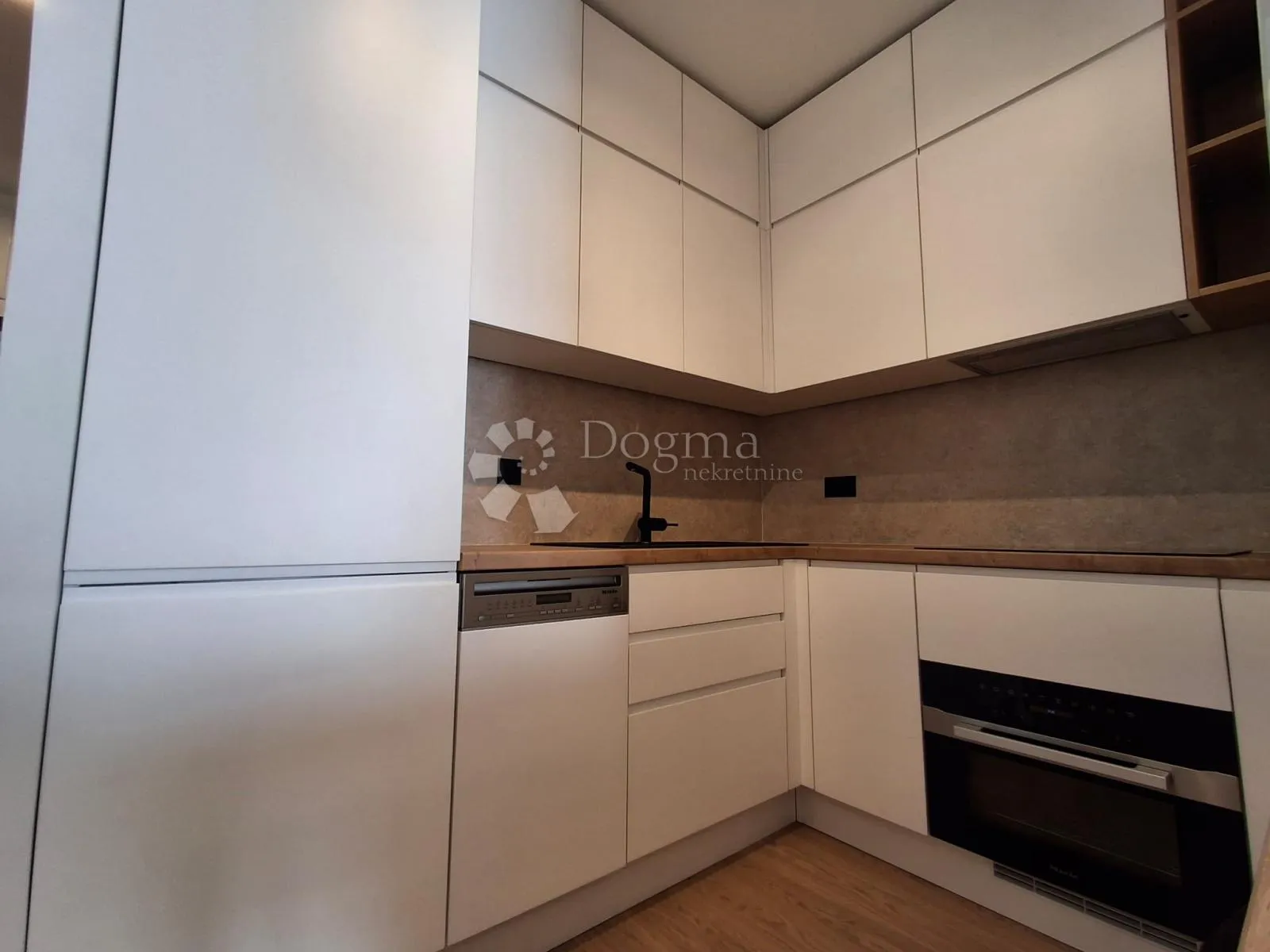 dizajnerski studio apartman u poslovnom centru raba!!! samo kod nas! - slika 27