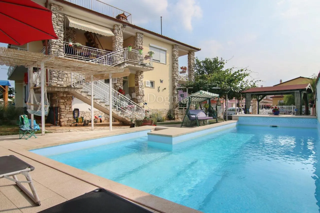 kuća sa bazenom i 4 stambene jedinice - 600m od plaže - slika 1