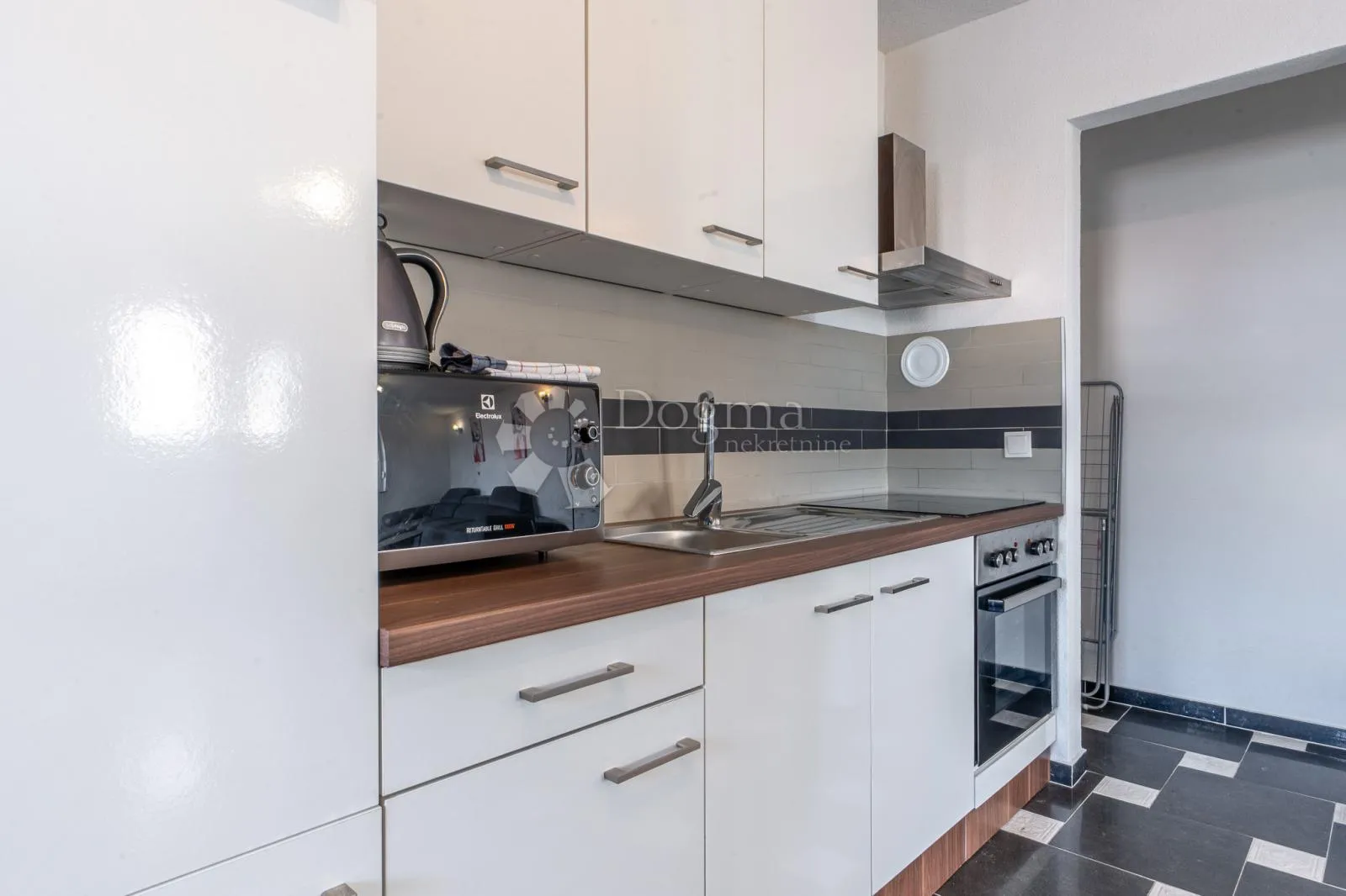 klimno, apartman na samo 250m od mora s okućnicom - slika 4