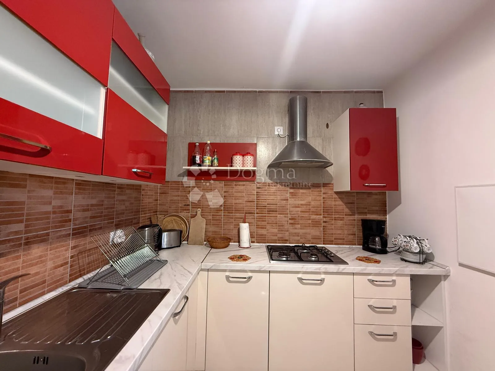 kuća s 2 stana - 300 m od mora - slika 9
