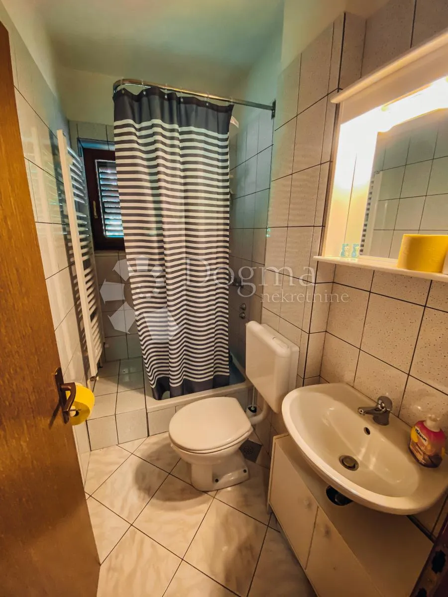 kuća sa 3 apartmana i fenomenalnim pogledom - slika 11