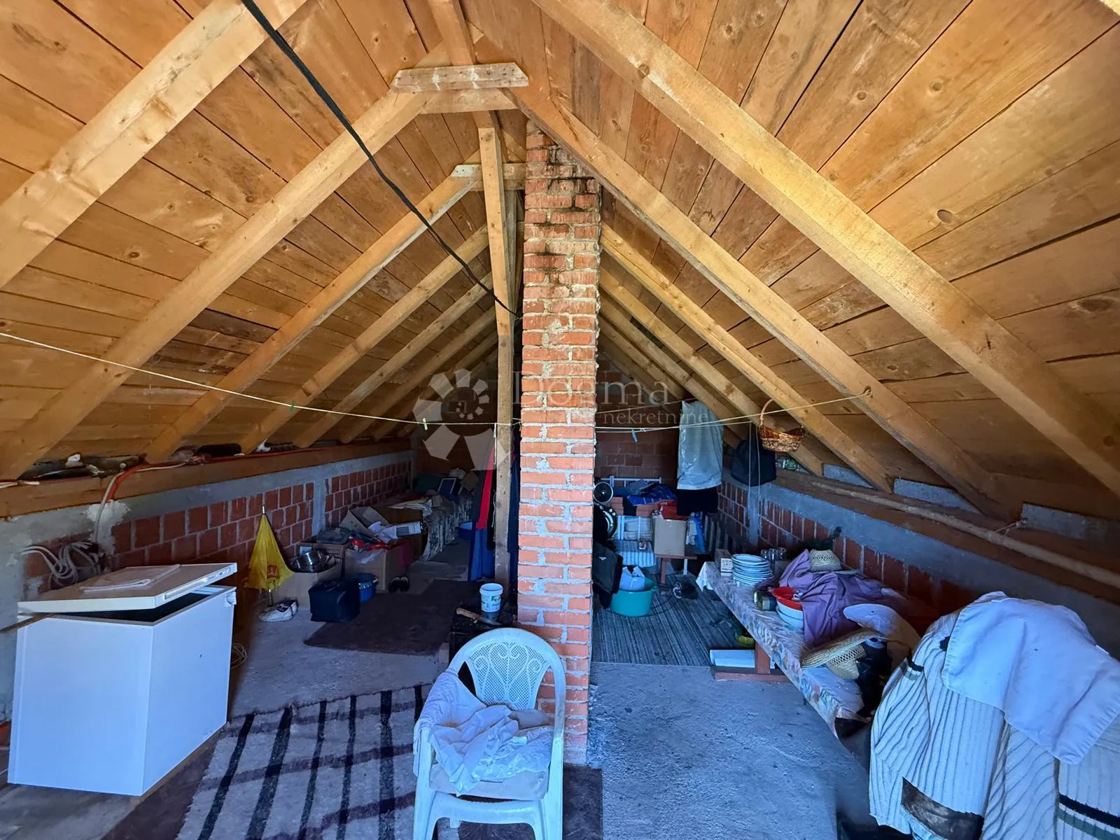 kuća s uređenim dvorištem 2088 m2 , 70% izgradivosti - slika 7