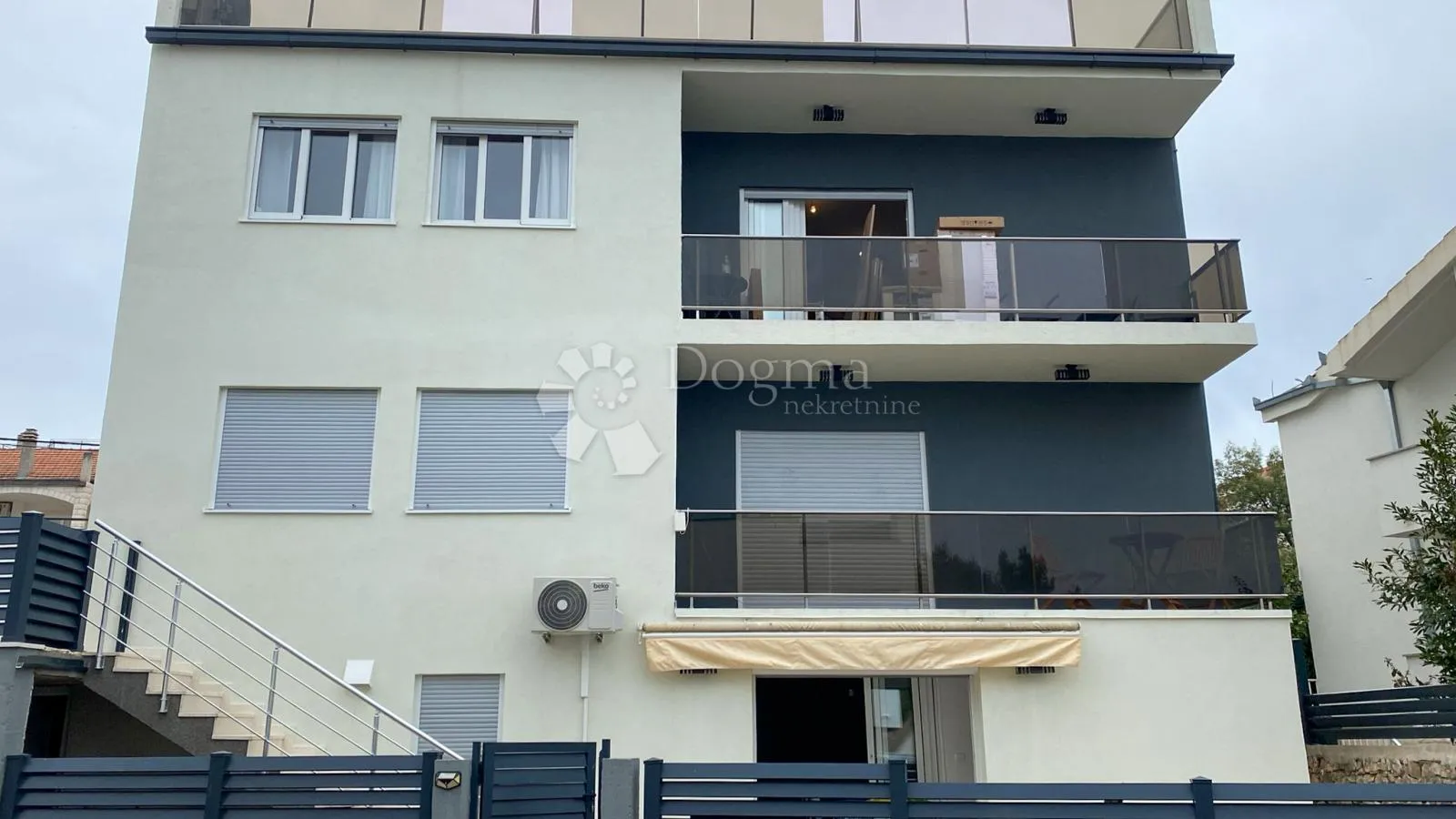 čiovo-kuća s 3 apartmana i bazenom - slika 16