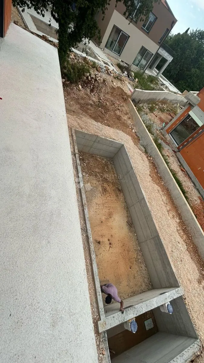 kvalitetna novogradnja s bazenom i 2 parkinga – poreč - slika 17