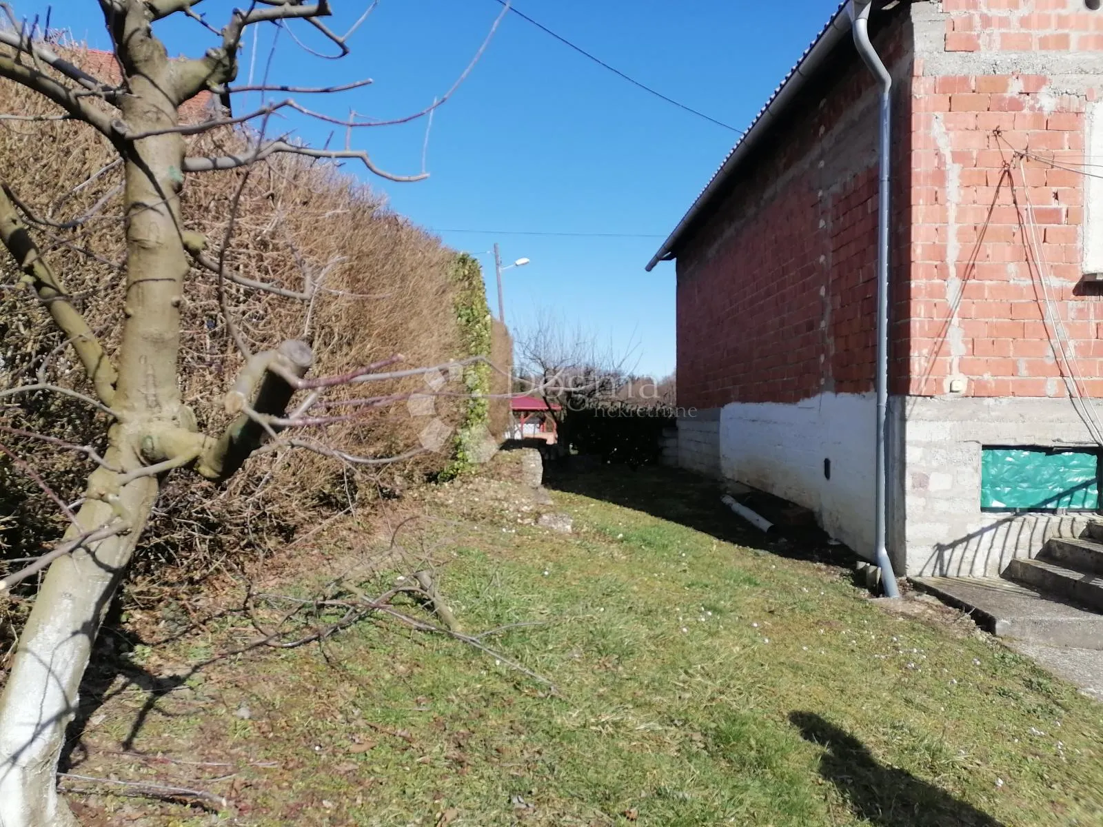 kuća za renovaciju u križancu - slika 2