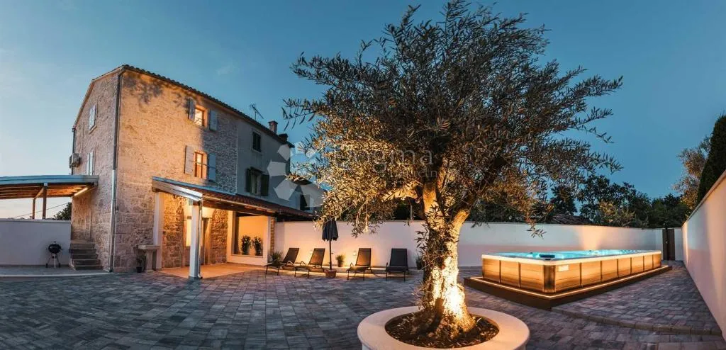 poreč - renovirana kamena kuća zadnja u nizu s jakuzijem - slika 24