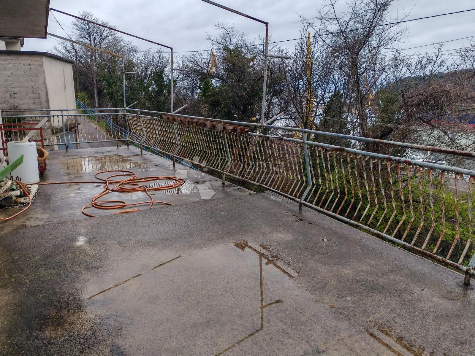 etaža sa dva stana - slika 6