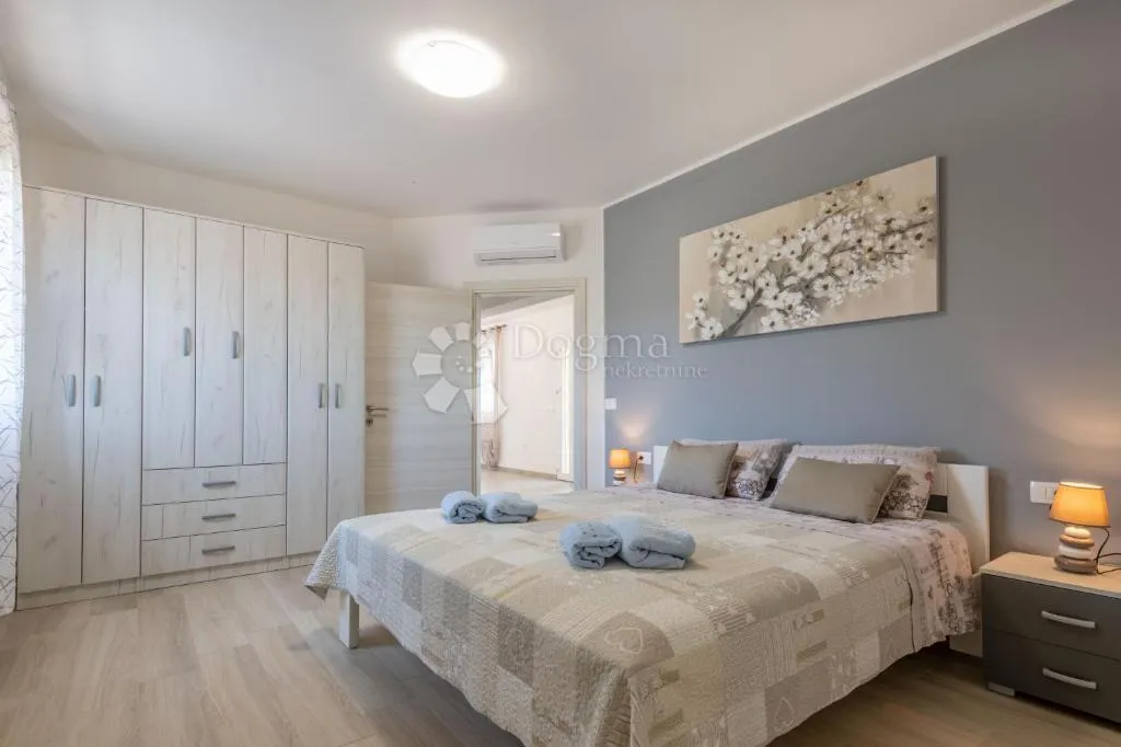 okolica labina,kuća sa 2 stana i bazenom u mirnom mjestu - slika 7