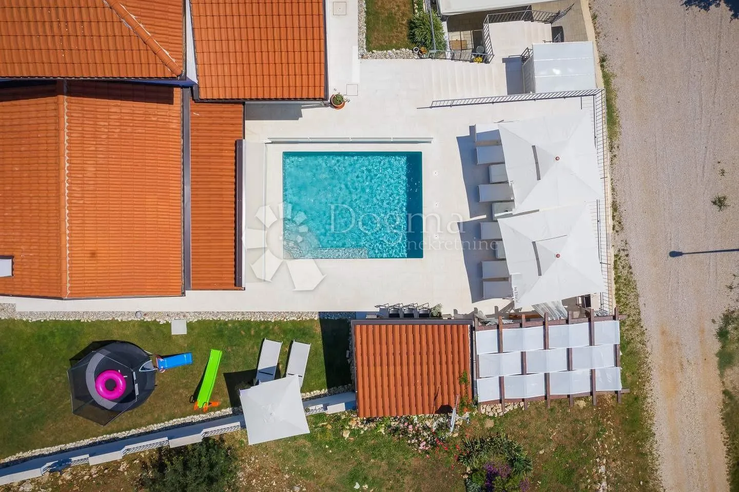 villa na rubu sela nedaleko mora - slika 28