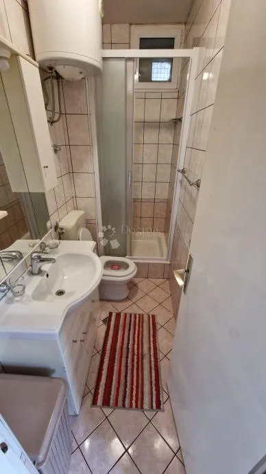 kuća blizu mora sa tri stana - slika 8